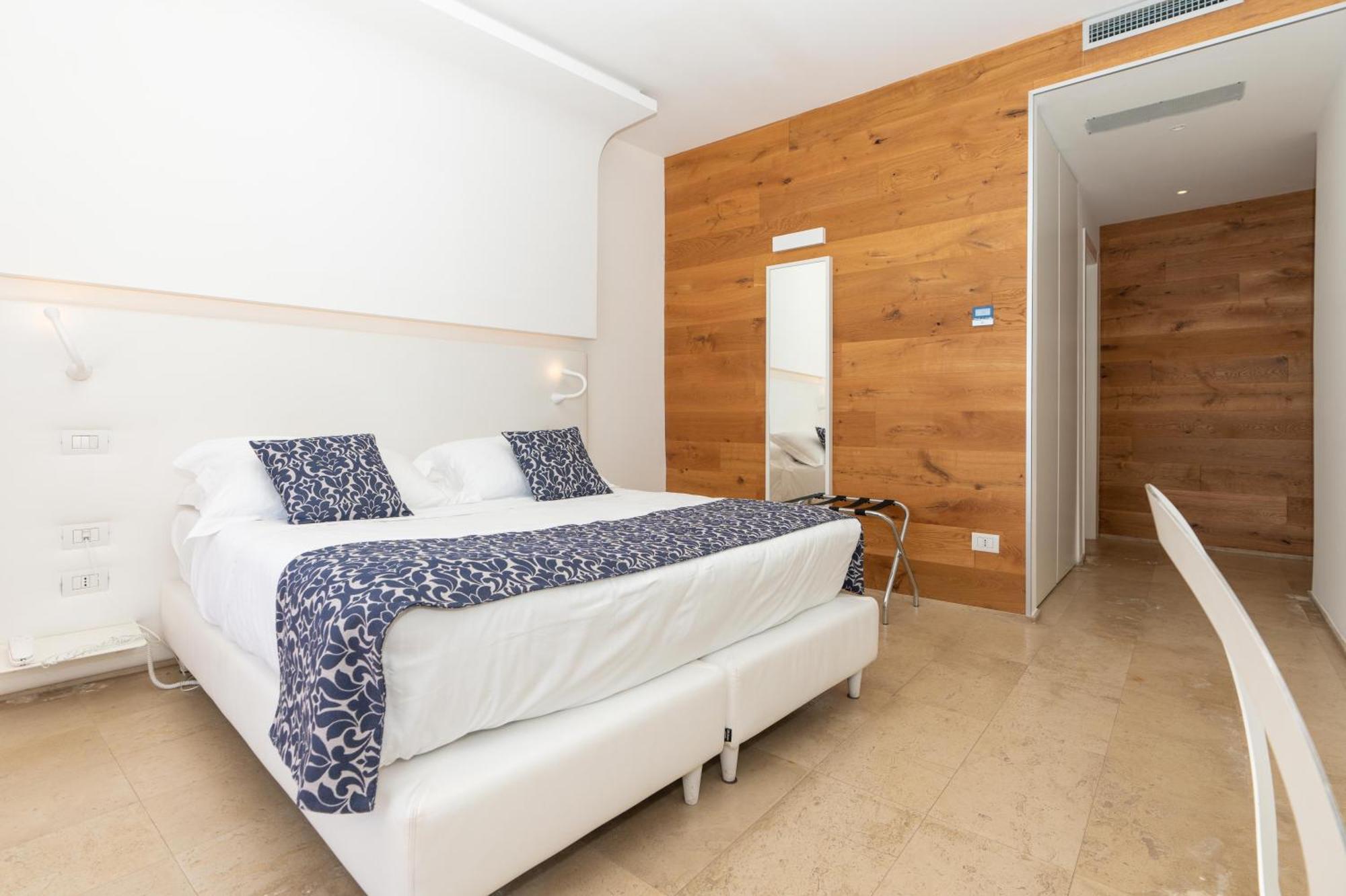 Hotel White Bay 4*